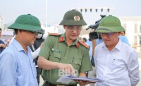 Chủ tịch UBND tỉnh Phạm Anh Tuấn (bên phải) và Phó Chủ tịch UBND tỉnh Nguyễn Tự Công Hoàng (bên trái) nghe đại diện Tiểu ban an toàn - an ninh báo cáo kế hoạch, phương án đảm bảo ANTT, ATGT