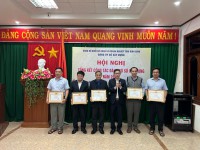 Đảng ủy tặng giấy khen đảng viên hoàn thành xuất sắc nhiệm vụ năm 2024