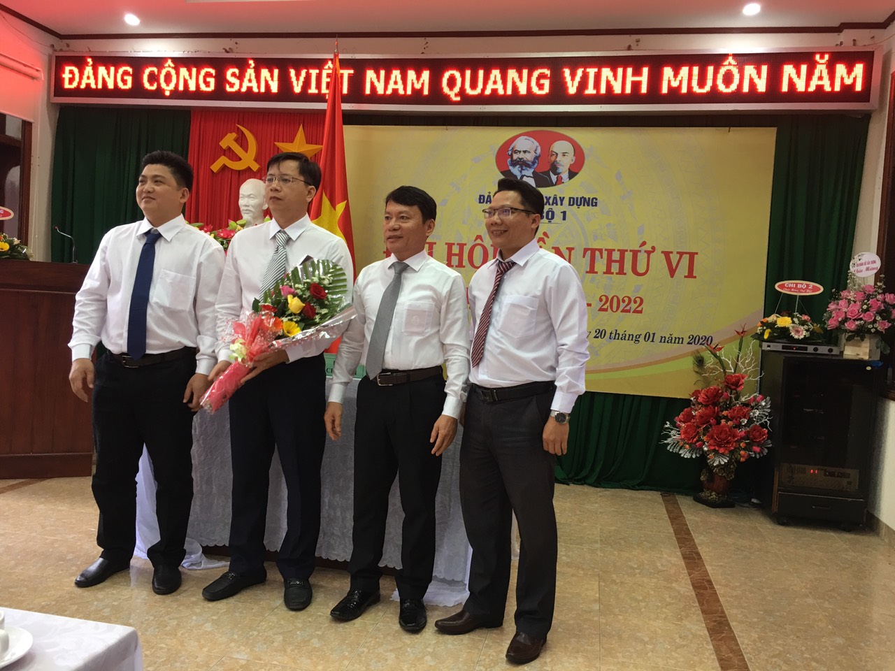 Đ/c Võ Thanh Tín nguyên Bí thư Chi bộ tặng hoa cho Chi ủy nhiệm kỳ 2020-2022